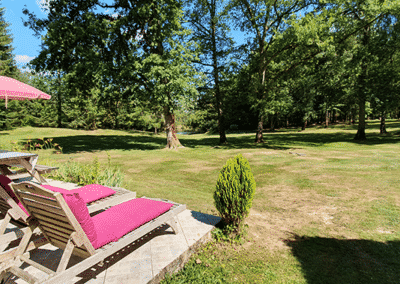 Terrasse d'un gîte au Domaine du Grand Roc