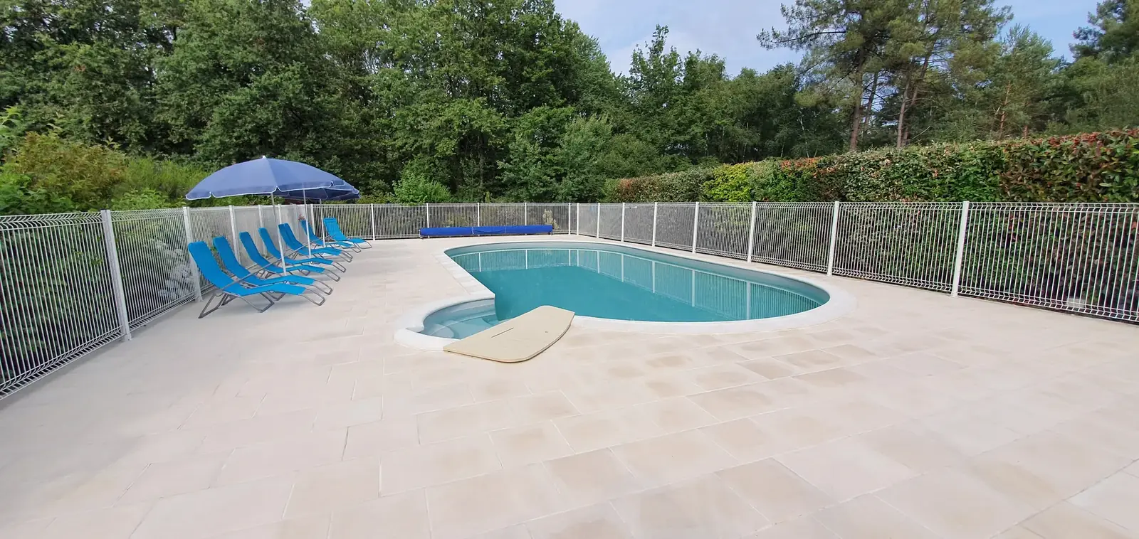 Piscine chauffée et transats du domaine